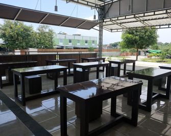 OYO 92237 Dj Home - Mataram - Ravintola