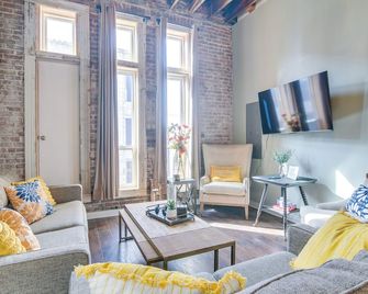 Dtwn Loft in the Heart of Monett: Pets Welcome! - Monett - Sala de estar