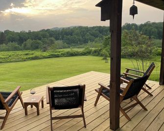Sophisticated 4bedroom retreat with stunning views on 13 wild acres in Catskills - Liberty - Патіо