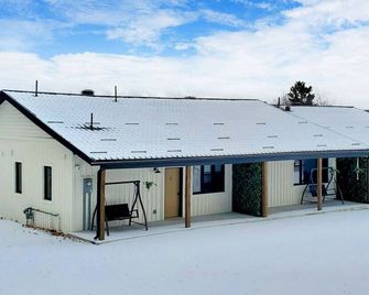 2 Bdrm Waterfront Retreat - Huge Beach! - Penetanguishene - Edificio