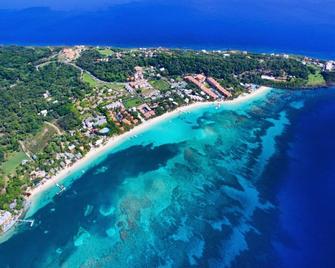 B. Apart Hotel - Coxen Hole