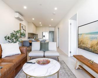 Elegant 2-Bed Apartment with Stunning Views - Batemans Bay - Huiskamer