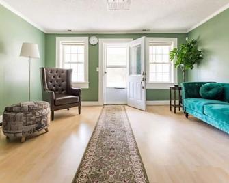 Fit for a Queen - Elon - Living room