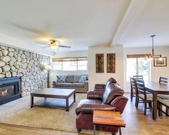 Snowcreek Resort Condo w/ Deck at Mammoth Mountain - Mammoth Lakes - Living room