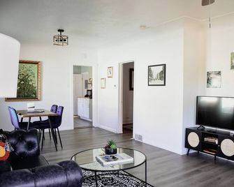 Cozy family friendly home within walking distance of Main Street! - Lafayette - Sala de estar