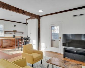 Quiet and peaceful single family house near Harvard/MIT/BU/MGH - Cambridge - Living room