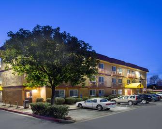 Super 8 by Wyndham Chico - Chico - Building