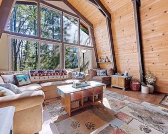 Chief Peak - Fish Camp - Living room