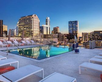 Walk to 6th St! ~ Rooftop Pool ~ Wyndham Austin Resort in the heart of Austin - أوستن - حوض السباحة