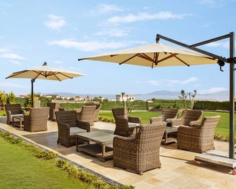 Ramada by Wyndham Cesme - Cesme - Uteplats