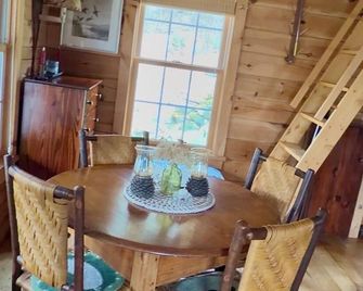 Private secluded trout cabin- sleeps 2 - Londonderry - Jídelna