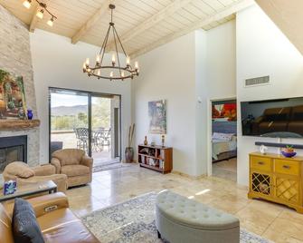 Carefree Home: Pool Access & Mountain Views! - Carefree - Soggiorno