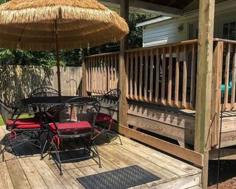 Sea La Vie Coastal Cottage with Hot tub - Sneads Ferry - Patio