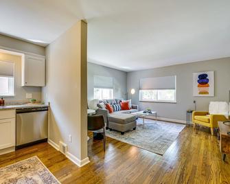 Wyandotte Vacation Rental Apartment Near Hospital! - Wyandotte - Living room