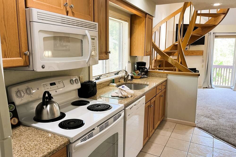 Nordic Village | Arlberg Two-Level Condo w/ Jetted Tub - Jackson - Kjøkken