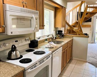 Spacious Two-Level Family Condominium Unit Featuring Full Kitchen, Private Balcony, Jetted Tub, and - Jackson - Keuken