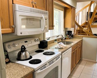 Nordic Village | Arlberg Two-Level Condo w/ Jetted Tub - Jackson - Kitchen
