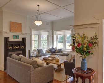 Classic Manly 1920 light filled, spacious 3 Bedroom, 2 Bathroom, fully renovated - Manly - Sala de estar
