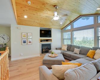 Star Valley Ranch Cabin Rental with Private Hot Tub! - Thayne - Living room