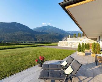 Apartment Hohe Munde - اينزينغ - شرفة مرصوفة