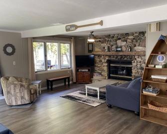Lakefront Cottage with Sensational Sunsets! - Sturgeon Bay - Sala de estar