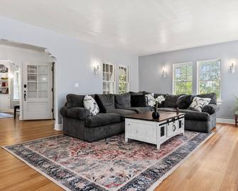 Historic Wsu Drucker House-1/2 Block From Campus On College Hill - Pullman - Wohnzimmer