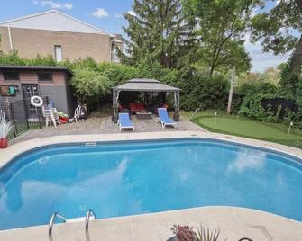Spacious house in Montreal: 5 bedrooms, 4 bathrooms, garden with pool - Montreal - Pool