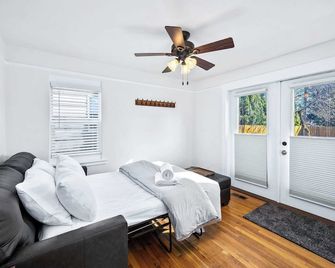 Spacious Backyard and Inviting Fireplace - Charming Cozy Retreat - Coeur d'Alene - Bedroom