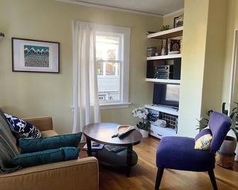 Charming 2-bedroom bungalow in Seward Park - Seattle - Living room