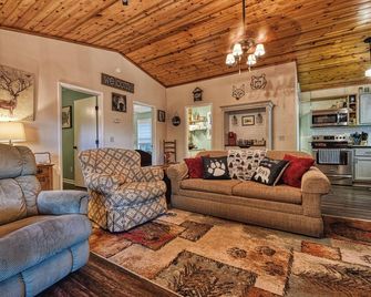 Lightning Bug Lodge - Cozy Mountain Cabin, Peaceful/Quiet Area, Hot tub! - Cosby - Living room