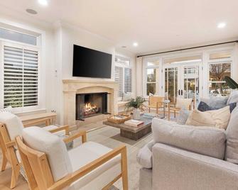 Crystal Cove by AvantStay Gorgeous Charming Newport Home - Newport Beach - Living room