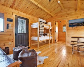Sanctuary Summit | Hot Tub, Panoramic Views, Ada Friendly Cabin - Brookville - Obývací pokoj
