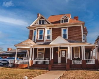 The Central Stay on Main 1b/1bth - Danville - Building