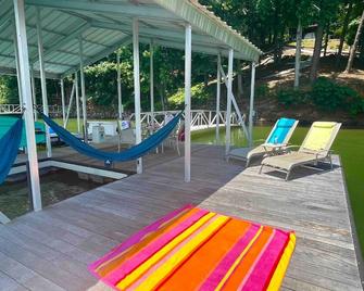 Premium Lake Retreat, Large Deep-Water Dock, Rec Room, Updated - Lavonia - Patio