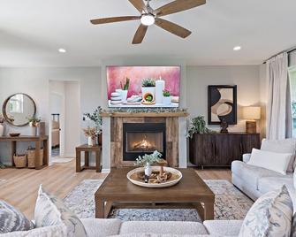 New 2024 Luxe Rockwall Retreat Minutes to Lakes, Downtown & Shops! - Rockwall - Living room