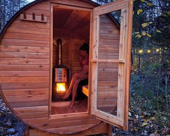 River/ Wooden hottub Luxurious Shack in the forest - Sainte-Rose-du-Nord