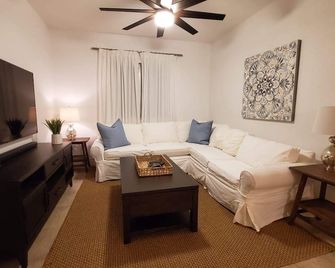 'Villa by the Sea' Ocean view 3 Bedroom / 3 Bath - Bailey Town - Sala de estar