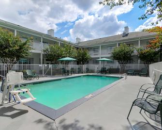 Quality Inn Fayetteville Near Historic Downtown Square - Fayetteville - Pool
