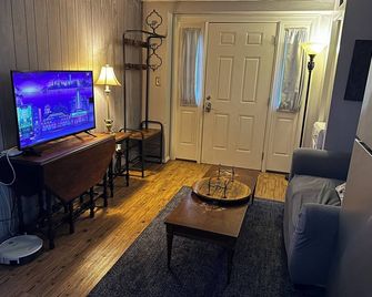 Quiet Guesthouse/Cottage in Historic East End of Charleston, WV. Pet Friendly! - Charleston - Living room
