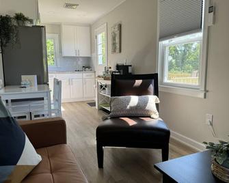 The Oar Cottage (24) · walk Mystic-Train/EV Lvl-2 - Stonington - Living room