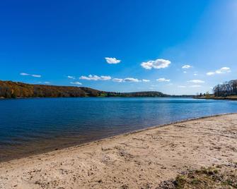 Private Lake&Beach w Golf, Fire Pit, Deck & WiFi! - Terra Alta - Bedroom