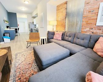 Stay Lincoln Park 4 | Craft District Condo - Duluth - Living room