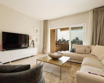 Holiday home, with sea views, south facing and close to the golf course and the beach, in Elviria Hills - Marbella - Stue