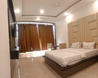 Hotel The Royal Crown - Raebareli - Bedroom