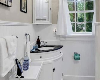 Blue Bungalow 2br1ba Lexington - Lexington