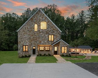 Spacious 6-bedroom house in charming Waterford on 10 acres & Entertainment Room - Waterford - Edificio