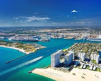 Seaside Escape Steps to Beach, Dining, Shopping and Las Olas! - Fort Lauderdale - Edificio