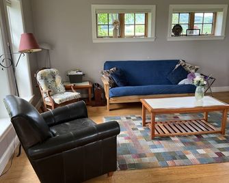 Escape to your cozy 1-bedroom cottage near Kingdom Trails - East Burke - Living room