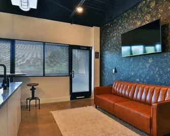 Quiet, And Cozy, Minutes From Nashville Attractions And Experiences! - Nashville - Living room