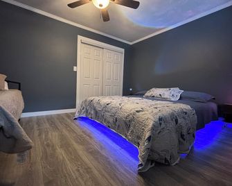Creekside Blue- Modern 4 Bedroom farmhouse, trail access, plenty of parking, - Briceville - Habitación
